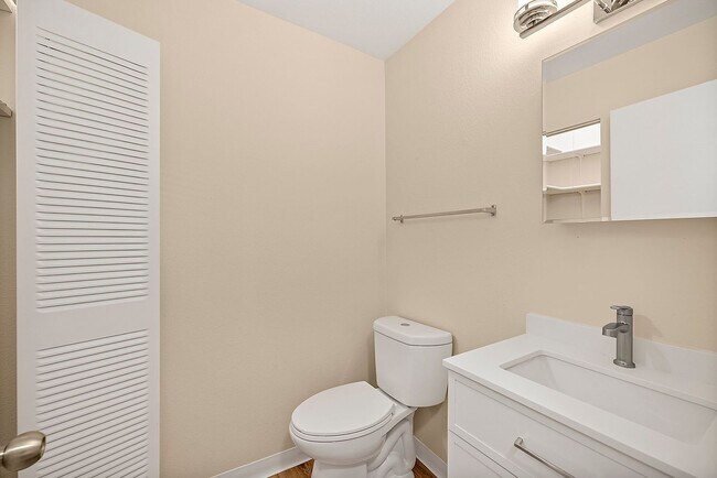 Building Photo - North Tacoma Condo Living | 2 Bed, 1.5 Bath End-Unit | Great Amenities!