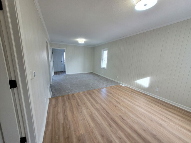 Building Photo - 2 Bedroom Rental Home with mudroom and spa...