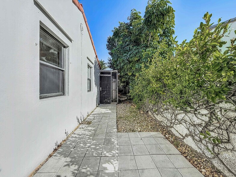 Building Photo - 1416 NW 6th Ave