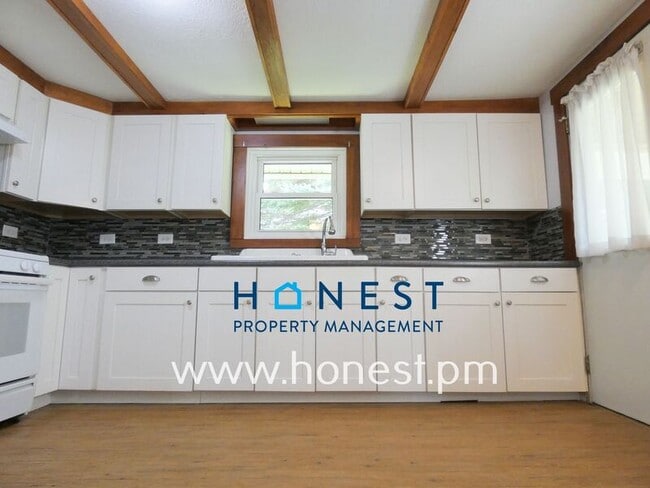 Building Photo - 523 Memorial Dr