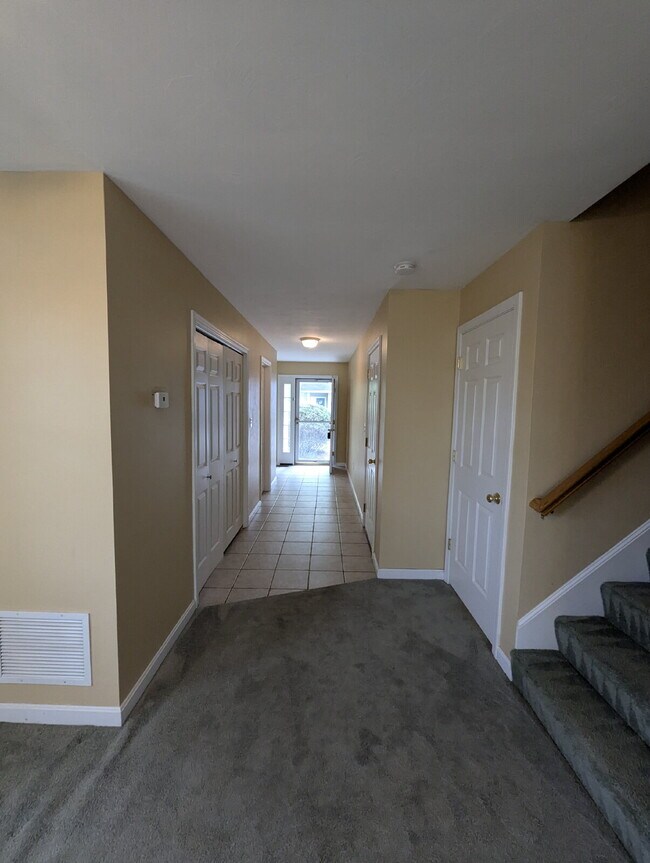 Building Photo - Immaculate End Unit in Desirable Weatherst...