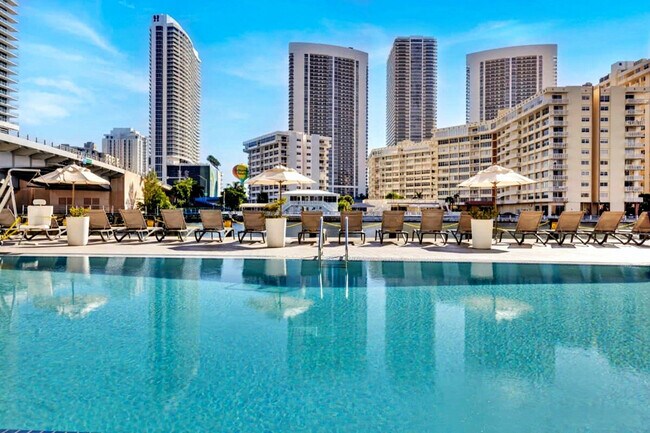 Building Photo - 2602 E Hallandale Beach Blvd