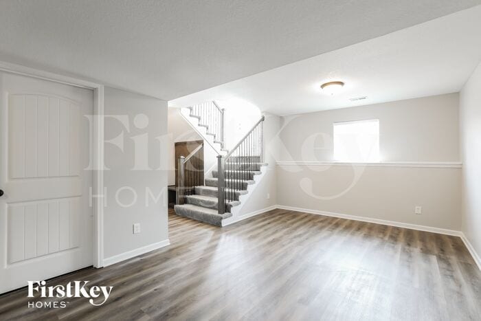 Building Photo - 10736 N Laurel Ave