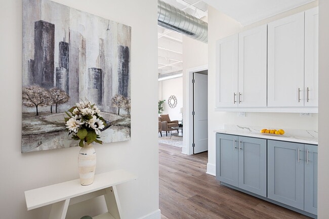 Building Photo - 1610 N Normandy Ave