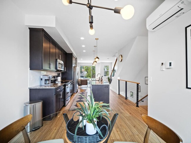 Building Photo - Beautiful Townhouse In Spokanes Kendall ya...
