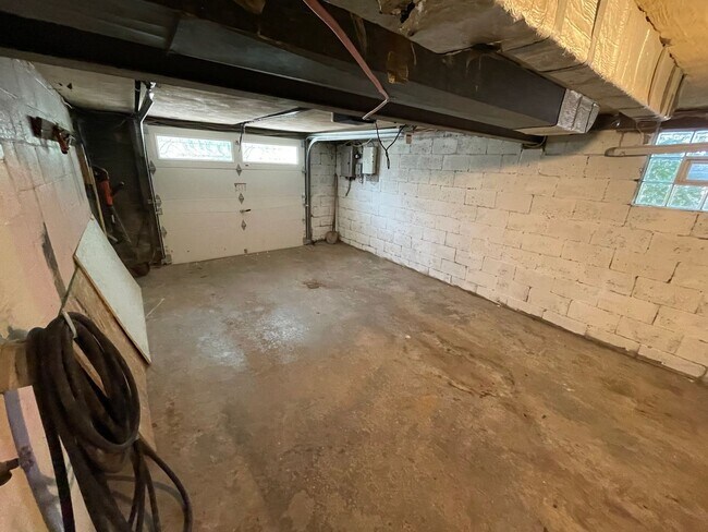 Building Photo - 630 Dornbush St