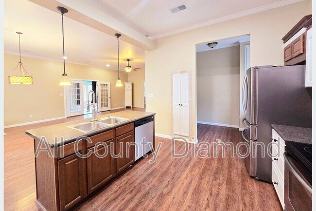 Building Photo - 11815 Gardenia St