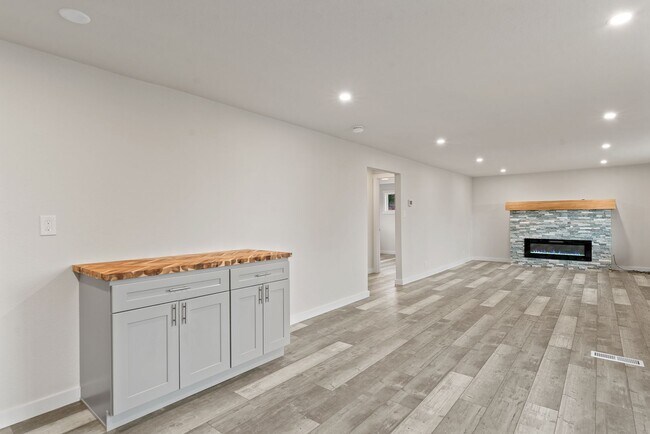 Building Photo - 460 N James Ave