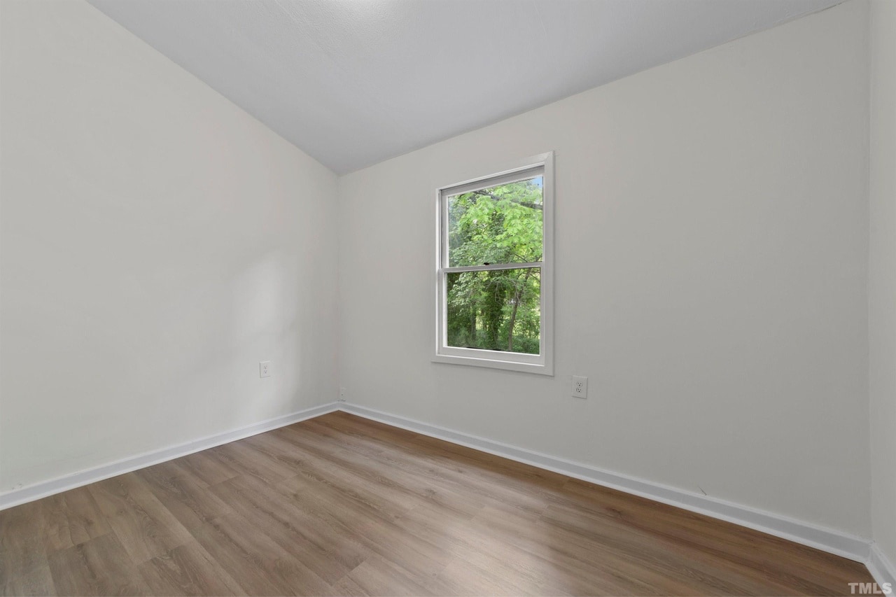 Building Photo - Room in Single Family Home on Buckingham Rd