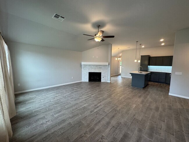 Building Photo - Don't Miss this STUNNING, true 4 bed, 2 ba...