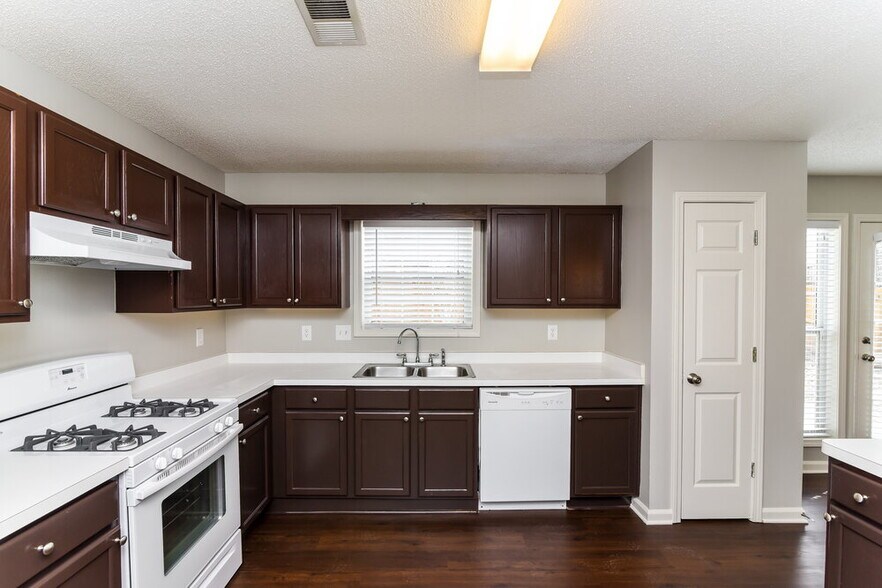 Building Photo - 4323 Chesapeake Trace