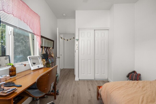 Building Photo - Private turfed yard!