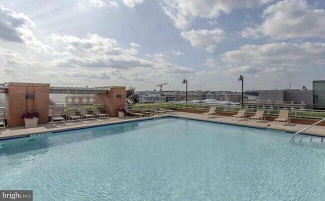 Building Photo - 616 E St NW