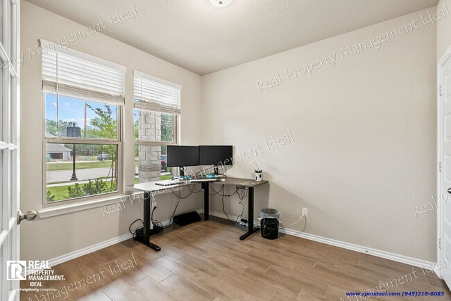 Building Photo - 2000 Plum Pk