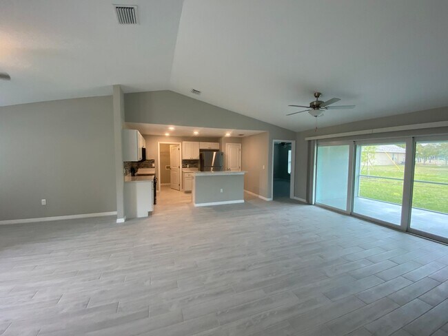 Building Photo - 3019 SW 4th Ave