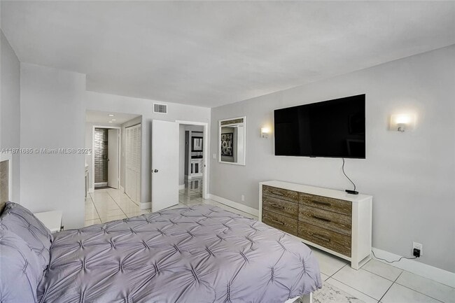 Building Photo - 3725 S Ocean Dr