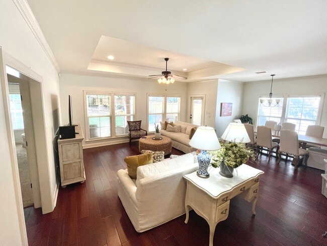 Building Photo - 409 Redbud Cir