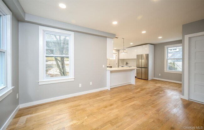 Building Photo - 86 Main St