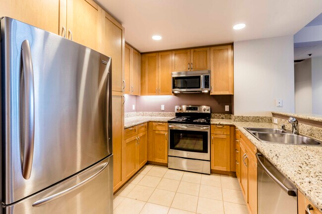 Building Photo - 250 King St