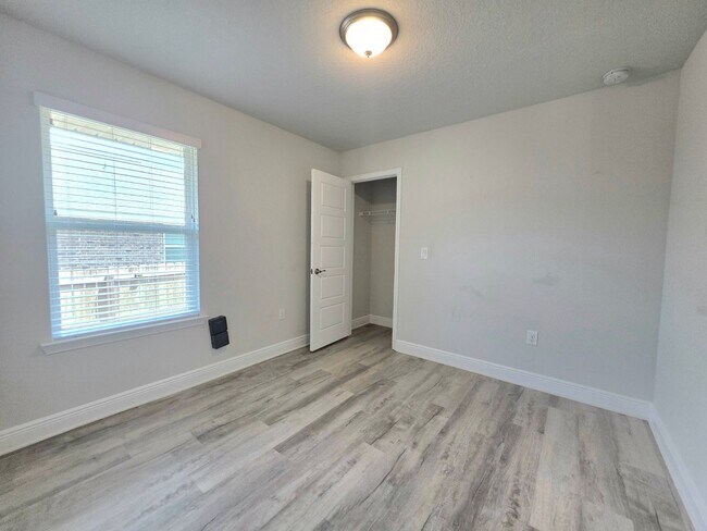 Building Photo - Bright, Open Layout | Screened Porch + Paver Patio | Move-In Ready