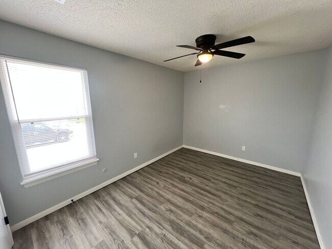 Building Photo - Parkville Living! Updated 2 Bed, 1 Bath with 1-Car Garage