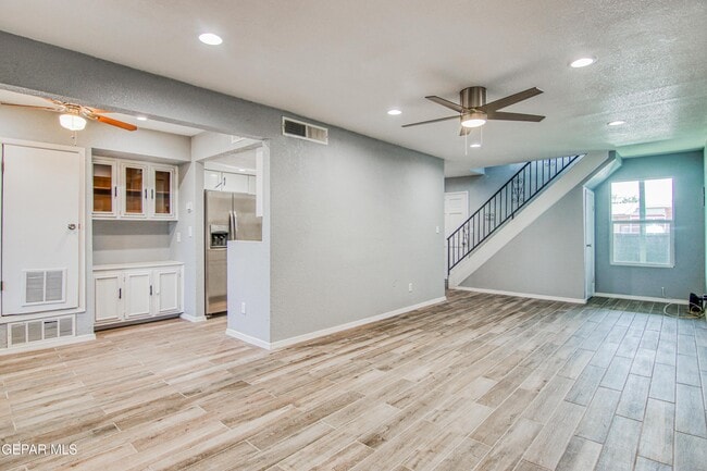 Building Photo - 6001 Morning Glory Cir
