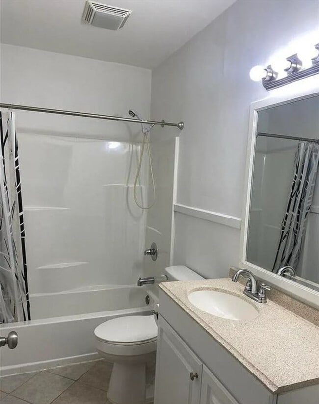 Building Photo - 906 Cherokee Rd