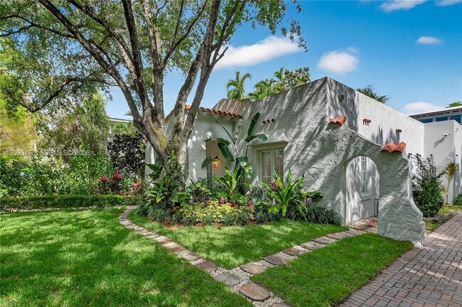 Building Photo - 1109 Almeria Ave