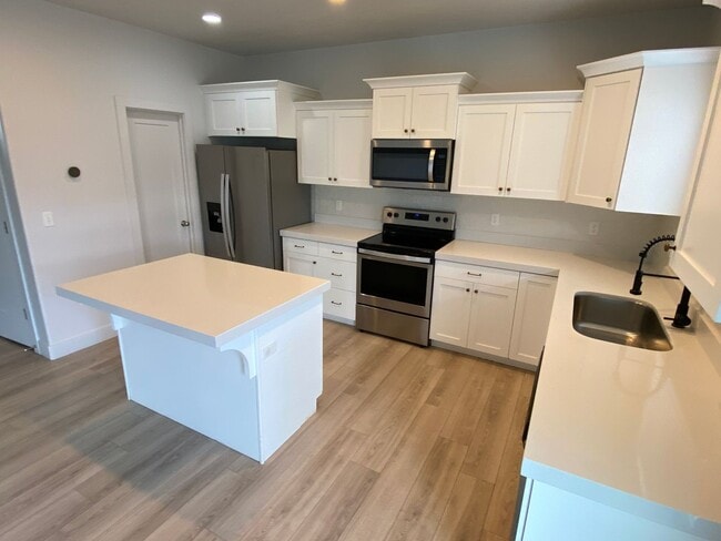 Building Photo - Beautiful House with basement apartment