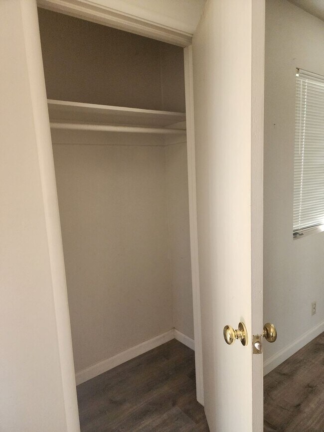 Building Photo - D821-823BA