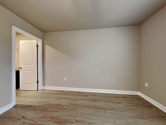 Building Photo - Coming Soon! 3 BR/2BA | Newly Renovated Single Family Home | 1-Car Garage Parking | In Blue Springs!