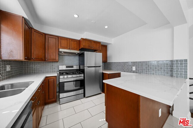 Building Photo - 148 S Reeves Dr