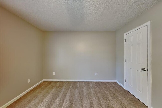 Building Photo - 39 Waterford Pl