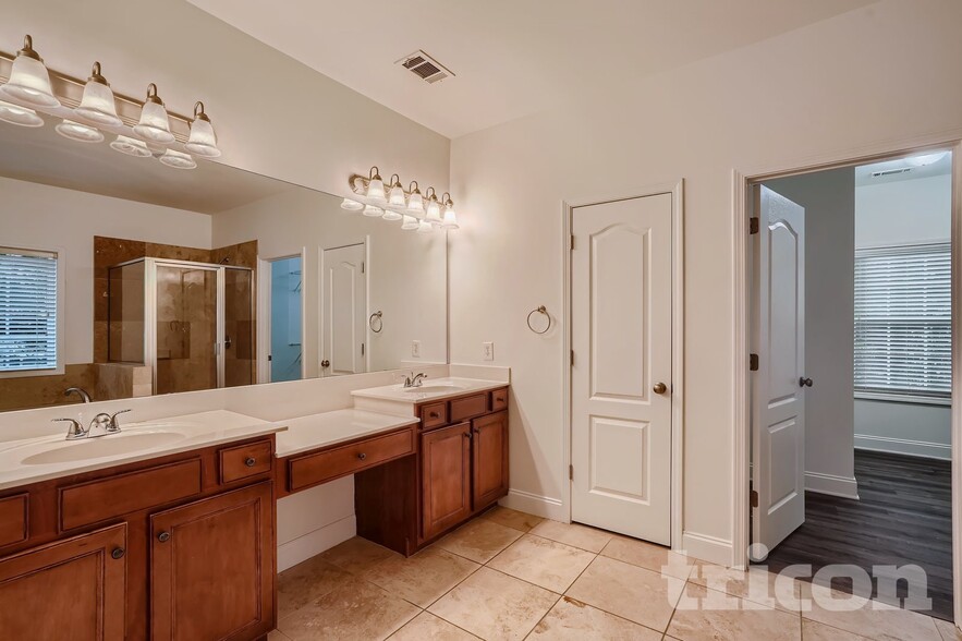 Building Photo - 612 Peach Pl