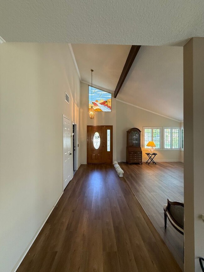 Building Photo - First time rental in a terrific East Simi Valley neighborhood.