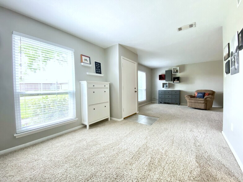 View of the front door and sitting room - 11744 S Kirkwood Rd