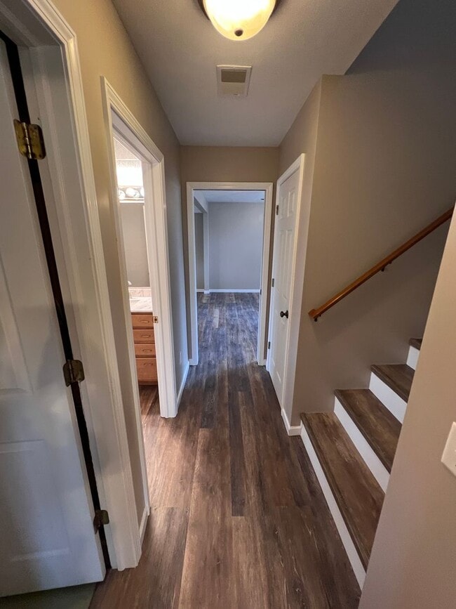 Building Photo - Spacious Split-Level Retreat Just Minutes ...