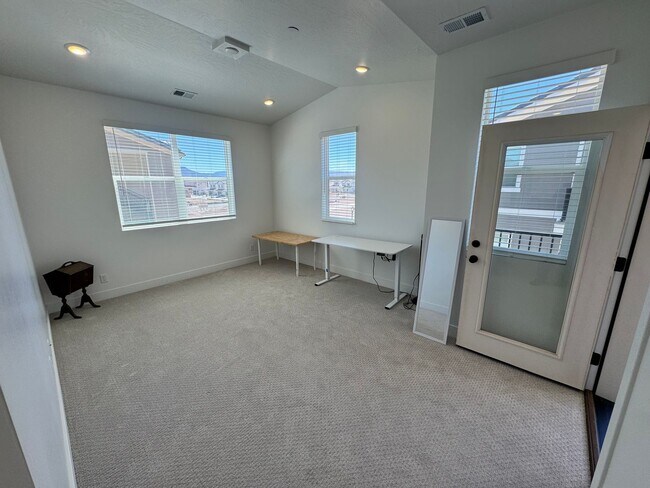 Building Photo - 3 Bed Condo In Desert Color!