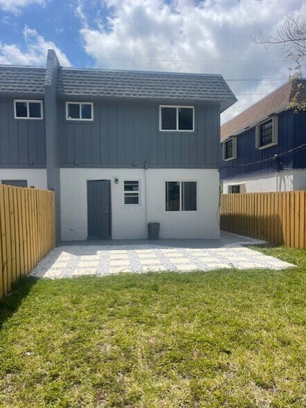 Building Photo - 622 SW 7th Ave