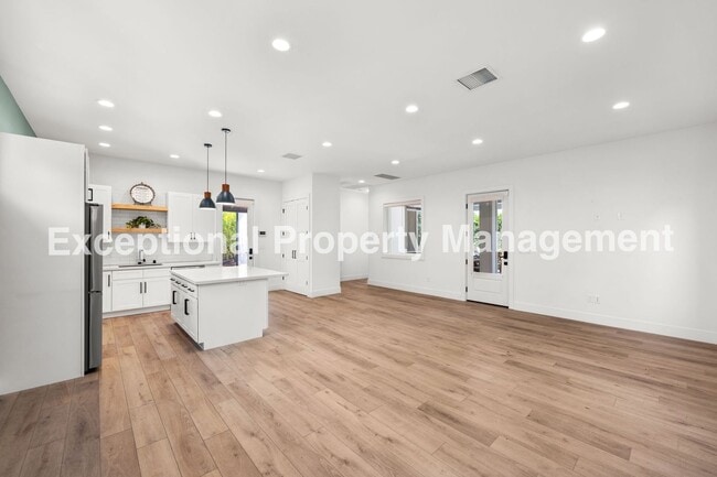 Building Photo - Amazing Executive Estate!