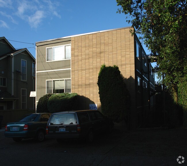 Building Photo - Skyline Units