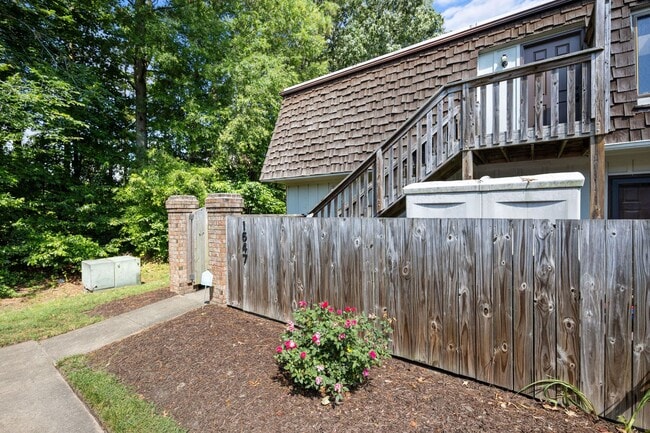 Building Photo - Fully Renovated Condo for Rent in Virginia...