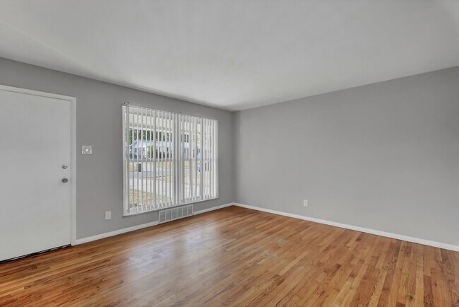 Building Photo - Spacious Single Family Home In Florissant with a Walk Out Basement!!