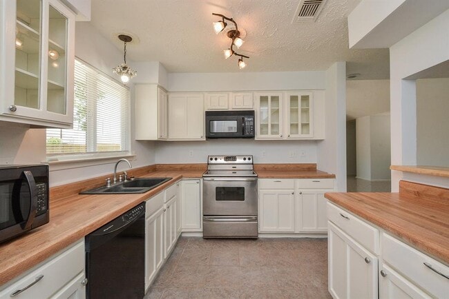 Building Photo - 15702 Timber Rock Dr