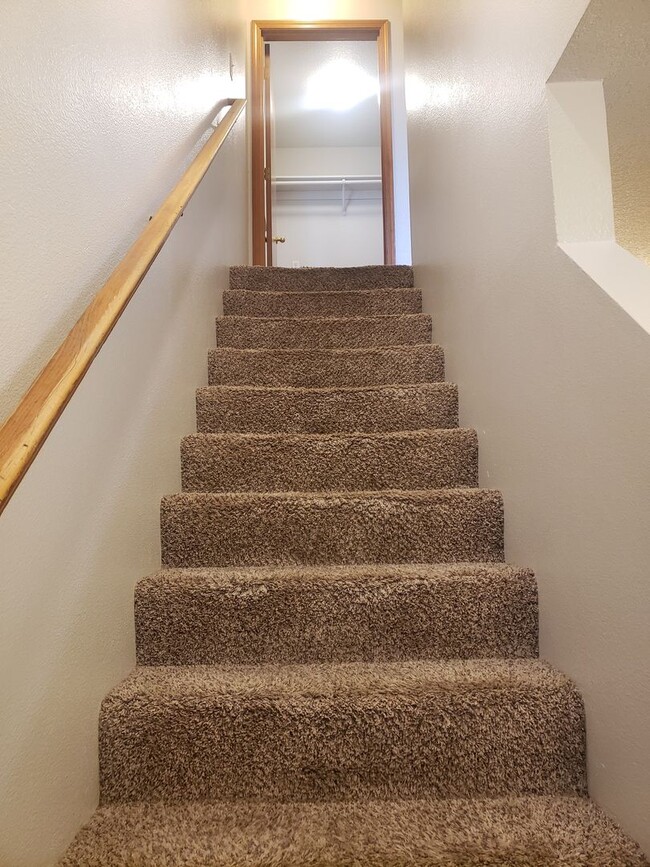 Building Photo - Wonderful townhouse in East Portland! rentalsc21.com