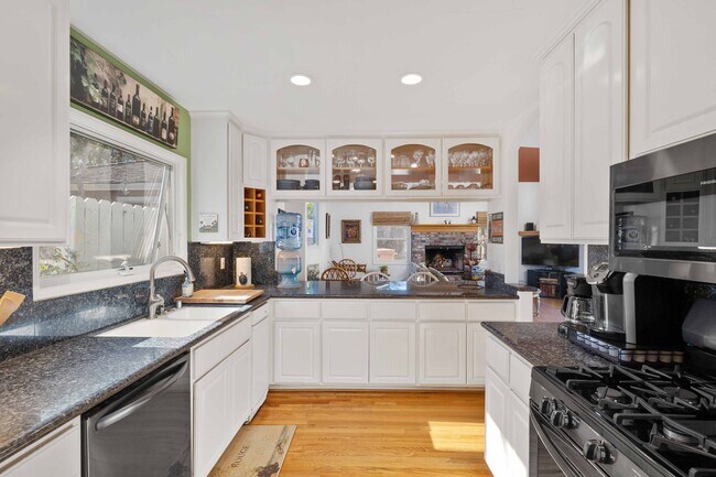 Building Photo - 1605 Lynngrove Dr