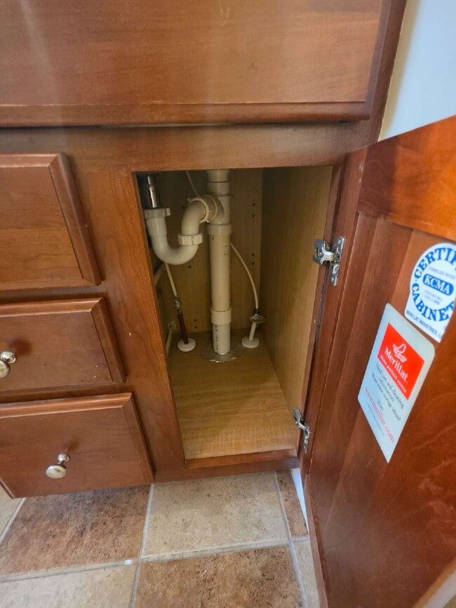 Building Photo - Spacious 4-Bedroom Home for Rent in Kings ...