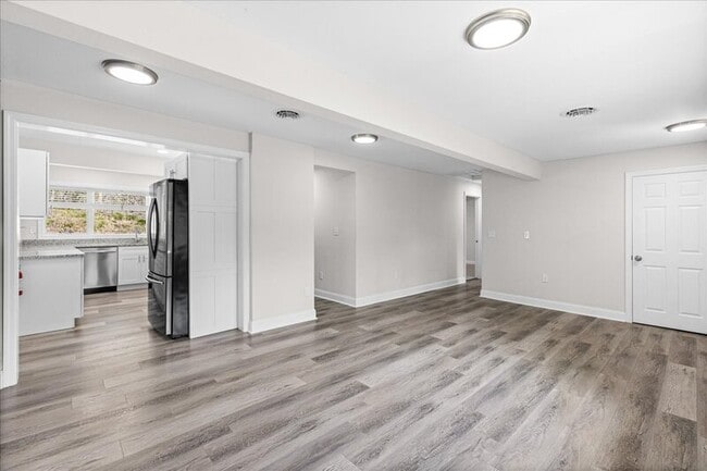 Building Photo - 2901 N Lakeshore Dr