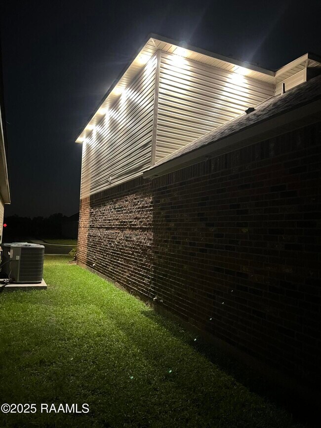 Building Photo - 200 Broussard Hl Dr