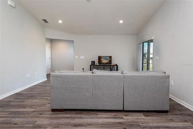 Building Photo - Gorgeous Three Bedroom in Towne Park Estates